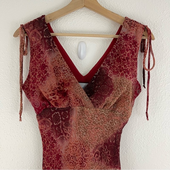 !SOLD! BREAKIN LOOSE Vintage Y2K 90s Red Paisley Floral V Neck Flowy Midi Dress - Picture 2 of 10